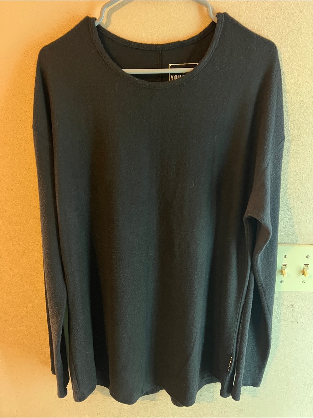 YOUNGLA LIGHTWEIGHT BLACK TERRY CLOTH ATHLETIC FIT SWEATER/WORKOUT SHIRT SIZE L